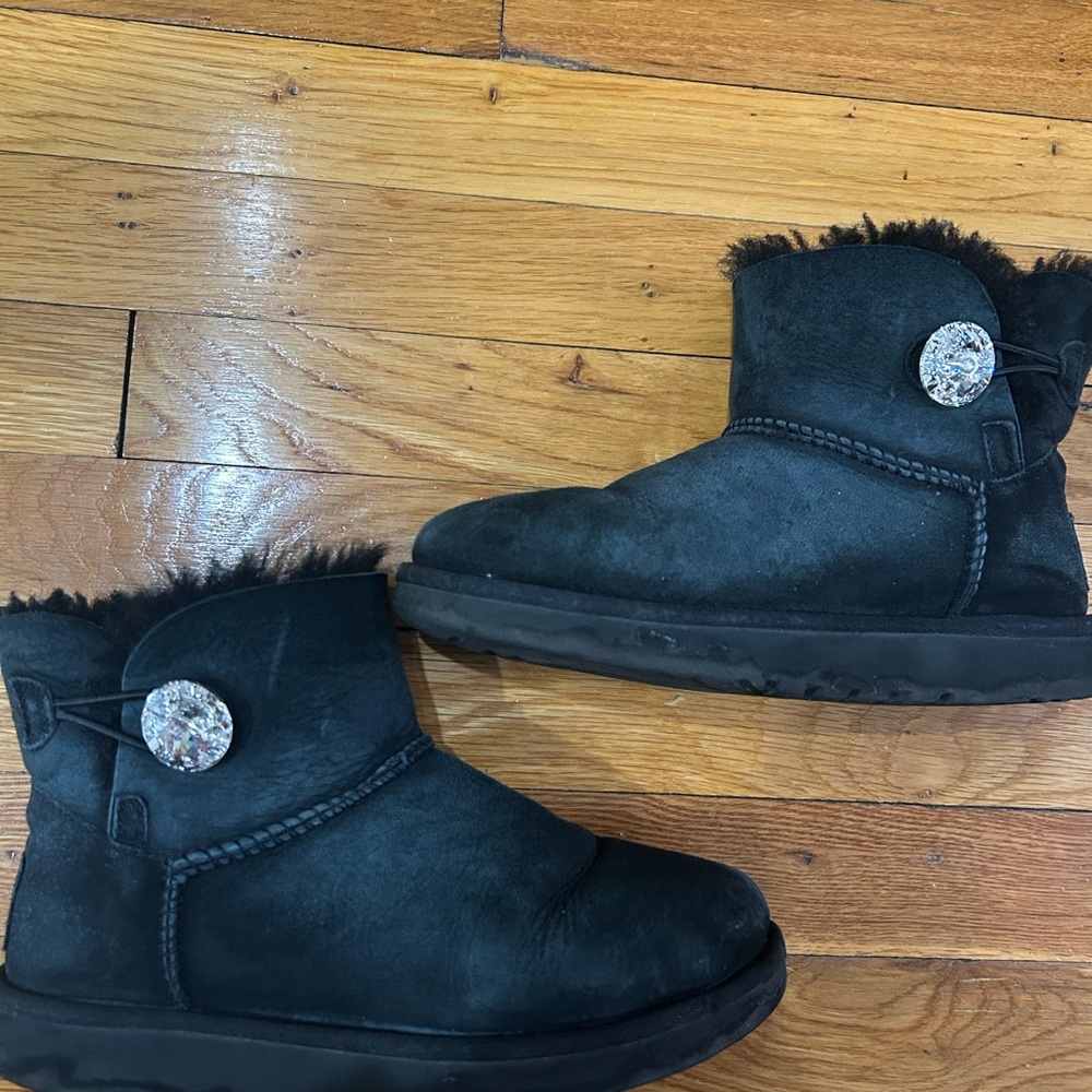 UGGS BAILEY BUTTON - image 1